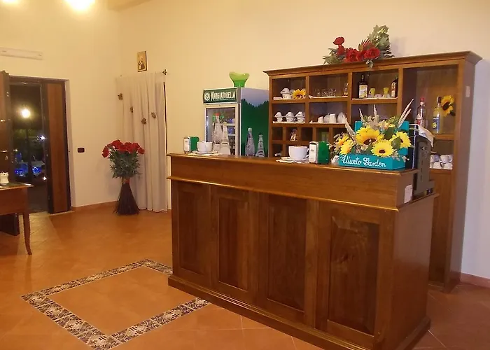 Uliveto Garden מלון באניירה קלאברה